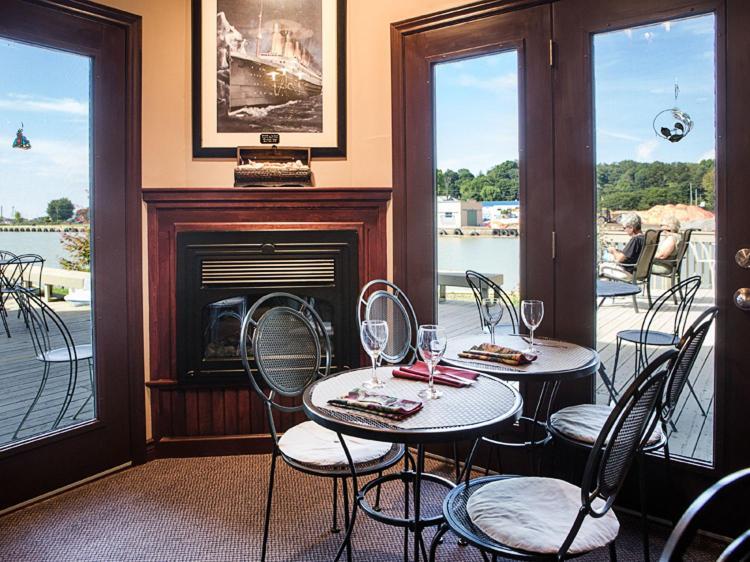 Inn On The Harbour And Telegraph House Port Stanley Exteriör bild